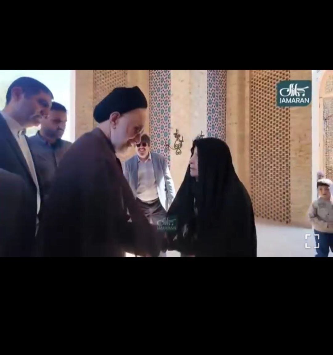 گفت و گوی جالب بین خاتمی و یک خانم مسن در مورد فتوای امام برای دست دادن زن و مرد + تصویر و جزئیات 2