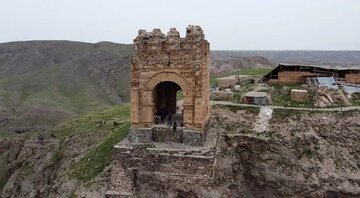نورپردازی جالب قلعه ضحاک / عکس