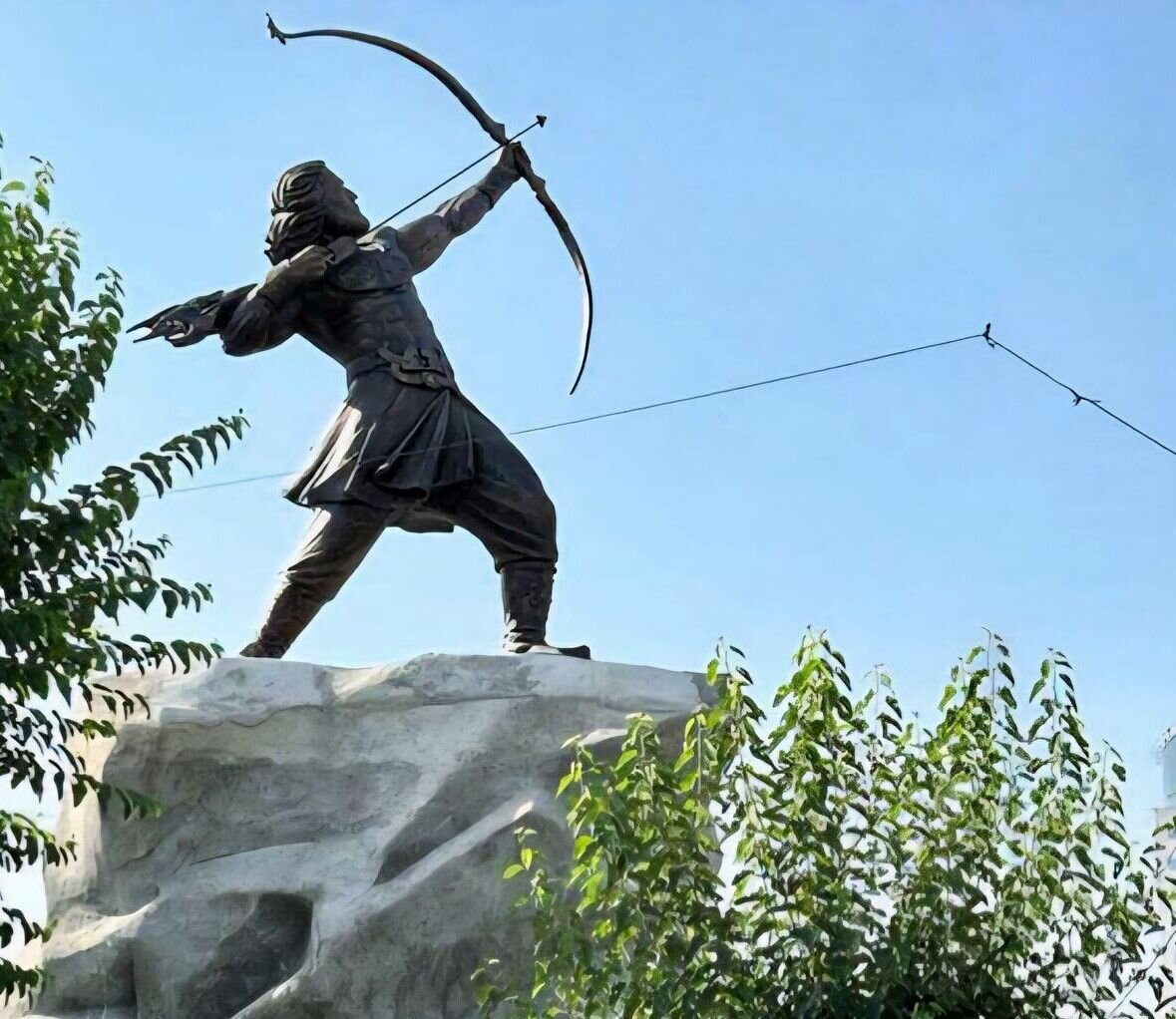 سازنده مجسمه آرش کمانگیر در میدان ونک: یک مدیر گفت ما این مجسمه آرش را نمی‌خواهیم، چون سیکس پک دارد تحریک کننده است