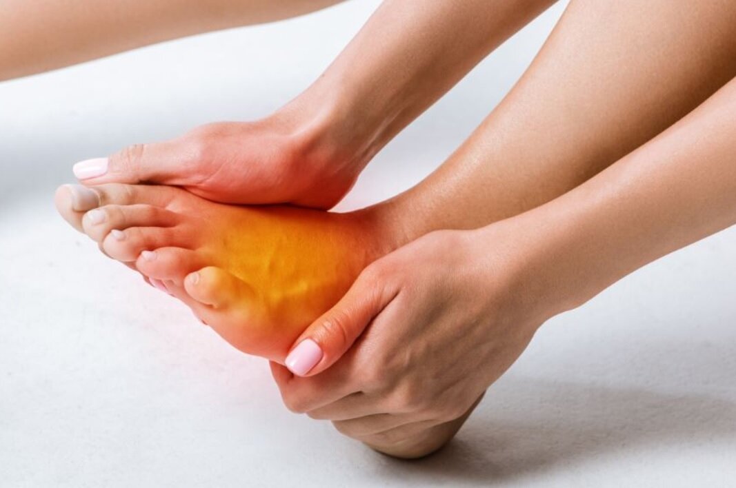 علت گرمی کف پا در ساعات شب بررسی شد. پژوهش‌ها نشان می‌دهند که این حالت ممکن است به دلایل مختلفی از جمله اختلالات گردش خون، مشکلات عصبی یا حتی استرس و خستگی جسمانی ناشی شود. تحت نظر پزشکان، شناسایی و درمان این علائم می‌تواند به بهبود کیفیت خواب و راحتی در شب کمک کند.