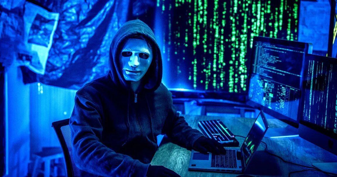 **هوش مصنوعی به ابزاری برای هکرها تبدیل شده است/ شناسایی بدافزاری که قادر به تغییر کد خود است**

اخیراً مشاهده شده که هوش مصنوعی به شکل فزاینده‌ای در دستان هکرها قرار گرفته و آنها از این فناوری برای حملات سایبری استفاده می‌کنند. در این راستا، پژوهشگران موفق به شناسایی نوعی بدافزار شده‌اند که توانایی بازنویسی کد خویش را دارد. این موضوع نگرانی‌های جدی را در زمینه امنیت سایبری ایجاد کرده است.