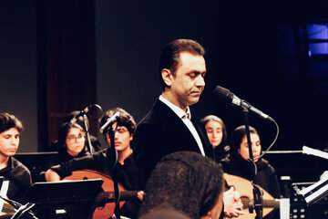 مردم از آواز فاصله نگرفته‌اند، تریبونی برای معرفی آواز نمانده/ از کنسرت و اجرا نمی‌توان درآمد پایداری داشت/ هنرجویانِ امروز موسیقی گوش نمی‌کنند