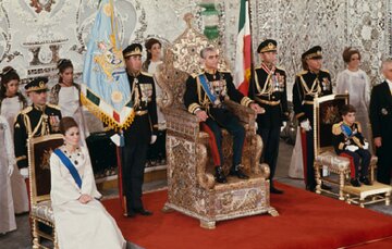 در این روز شهناز پهلوی به تلخی میگریست و شاه و فرح چهرهای بیاحساس داشتند در این روز شهناز پهلوی به تلخی میگریست و شاه و فرح چهرهای بیاحساس داشتند