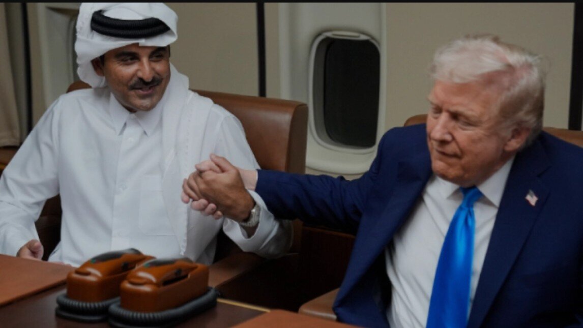 استقبال متفاوت امیر قطر از رئیس جمهور آمریکا در ایرفورس وان؛ ترامپ: اکنون خاورمیانه‌ای امن داریم/ عکس