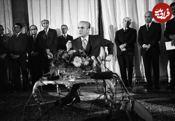 عکس/ محمدرضا پهلوی و اسدالله علم در یک نشست خبری؛ سال ۱۳۵۰