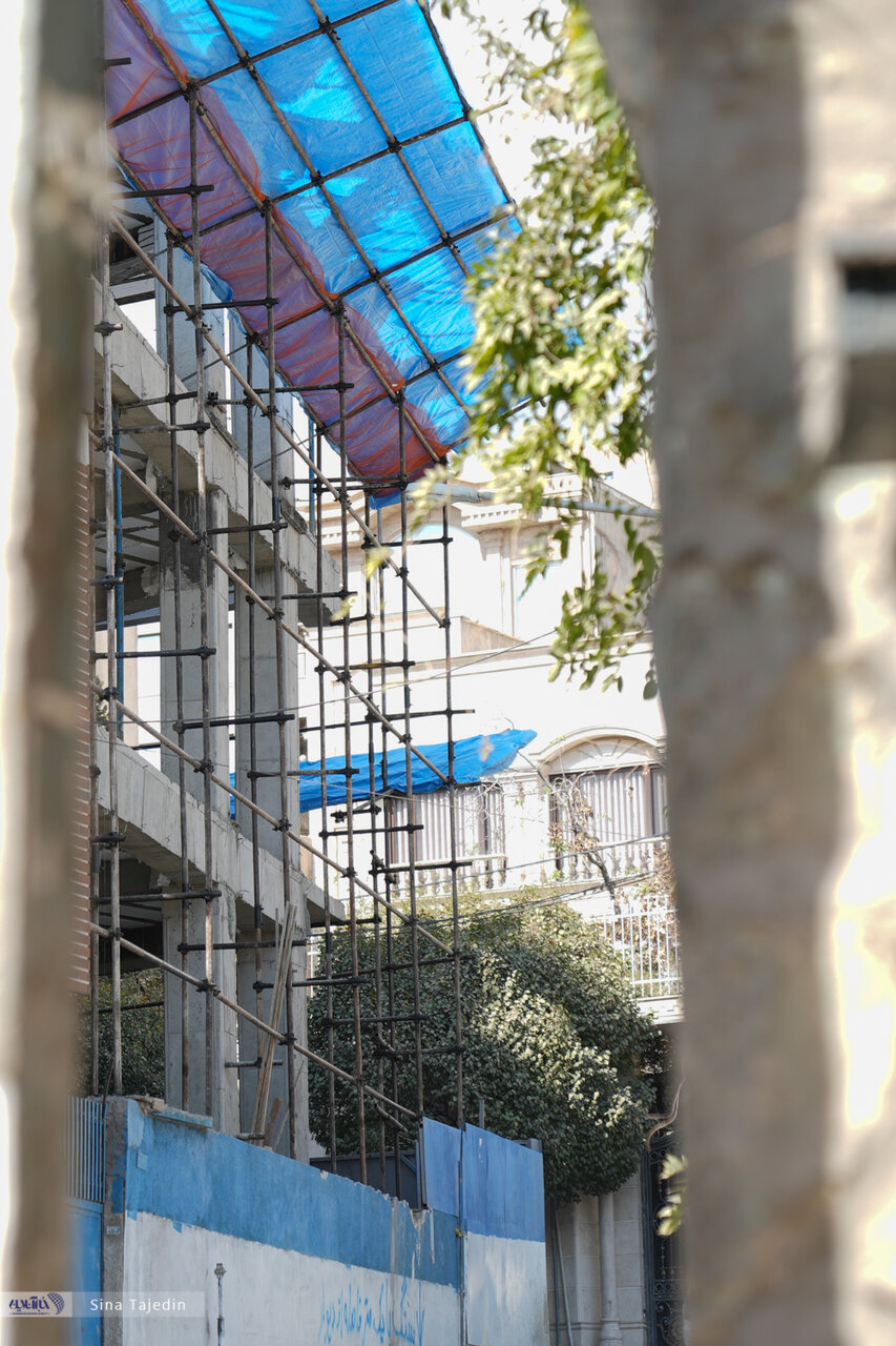 سایه‌ی ساختمان‌ بلند بر خانه‌ی «سیمین و جلال»؛ تهدیدی برای میراث فرهنگی؟ + عکس