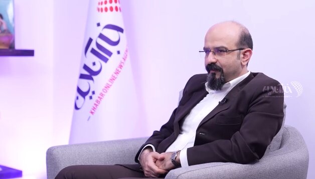 ببینید | ساسان کریمی: برخی وقتی دوربین روشن می‌شود، جور دیگر حرف می‌زنند / در ایران کسی را نداریم که در توانمندی دیپلماتیک، حتی نزدیک ظریف باشد