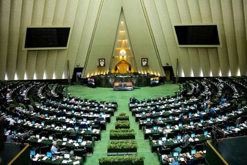 انتقاد تند از مجلس دوزادهم بخاطر توهین به ظریف / کاپیتولاسیون یعنی همین که بیگانه به مسئولان ما توهین کند و ما جرات اعتراض نداشته باشیم