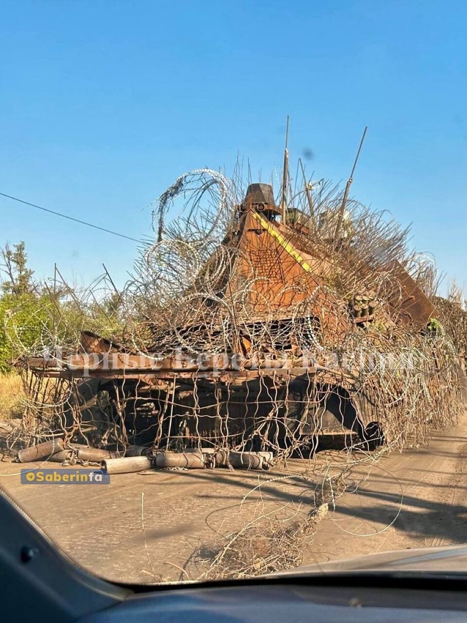 عکس | تصویری عجیب از تجهیز تانک روسی به سیم خاردار به علت مقابله با ریزگردهای انتحاری!