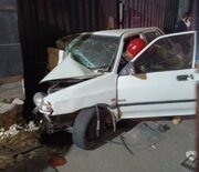 برخورد پراید با دیوار کارخانه در رباط کریم