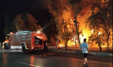 آتش‌سوزی گسترده در بابل / آتش بعد از 10 ساعت هنوز شعله می‌کشد