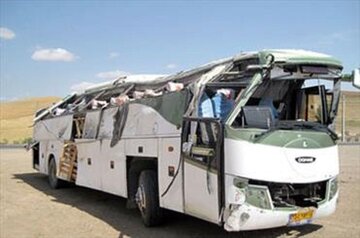 برخورد کامیون با اتوبوس مدرسه؛ 21 دانش‌آموز زخمی شدند