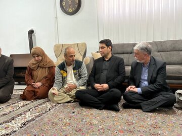 دیدار وزیر ارشاد با خانواده نوزادی که در جنگ 12 روزه کشته شد
