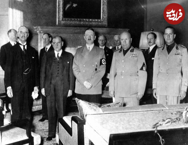 عکس/ هیتلر به همراه موسولینی در کنفرانس صلح در مونیخ؛ سال ۱۲۱۷