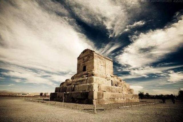 چرا آرامگاه کوروش با عنوان مقبره مادر سلیمان شناخته می‌شد؟