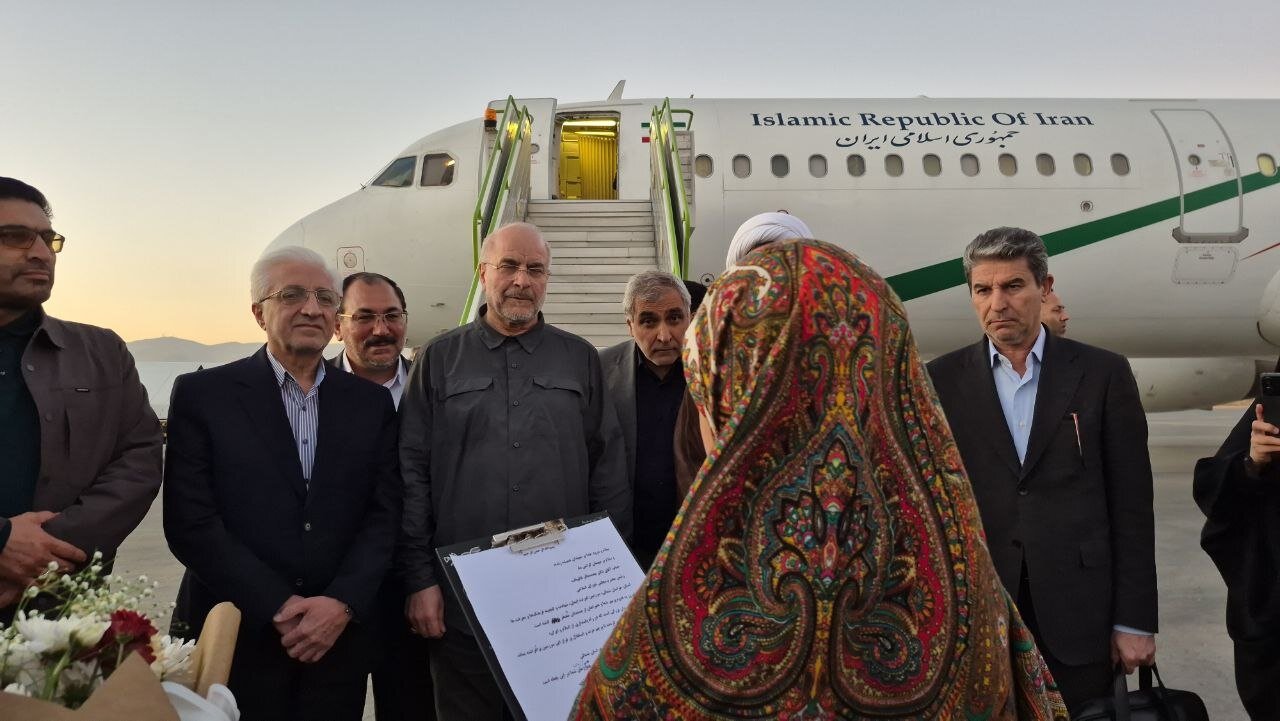 استقبال دختری با لباس سنتی از قالیباف در خراسان شمالی + تصویر