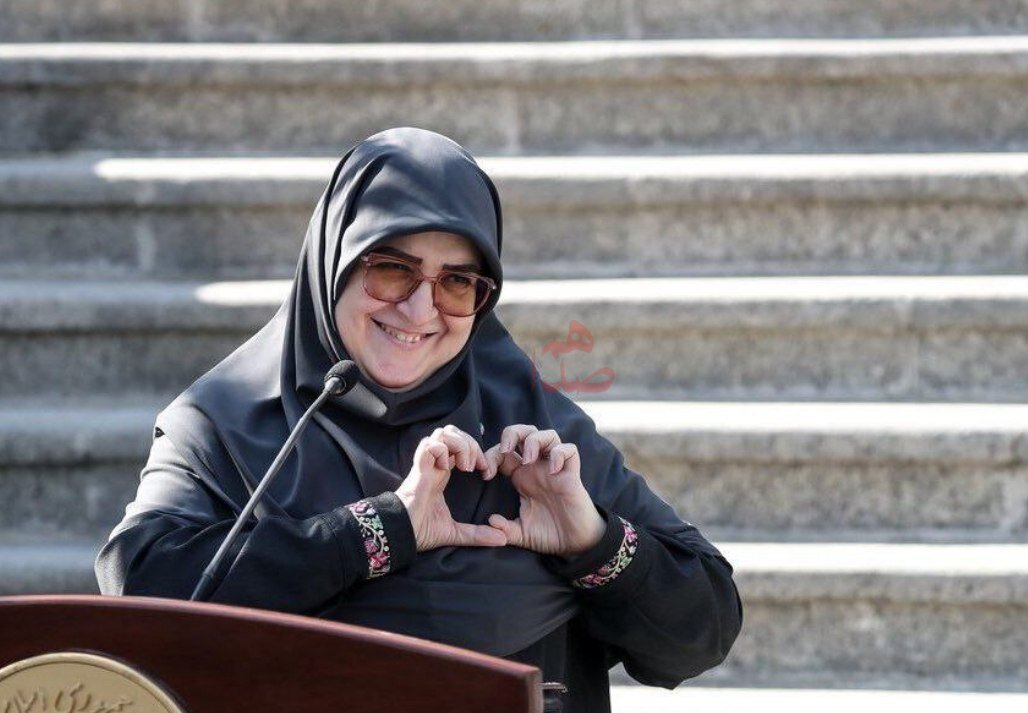 عکس | تصویری از ابراز علاقه جالب خانم سخنگوی دولت به یک خبرنگار