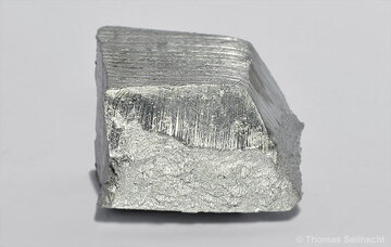 طلا را فراموش کنید / از آیفون تا خودروی برقی، جهان بدون این فلز از کار میافتد