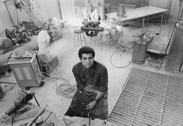 پرویز تناولی: شاملو و براهنی هنوز شترسواری میکنند! / من مجسمهساز گدا را به شاعر دستمال ابریشمی ترجیح میدهم پرویز تناولی: شاملو و براهنی هنوز شترسواری میکنند! / من مجسمهساز گدا را به شاعر دستمال ابریشمی ترجیح میدهم