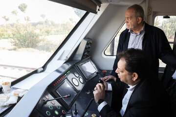 تصاویری خاص از پزشکیان هنگام بازدید از راه‌آهن تهران + عکس