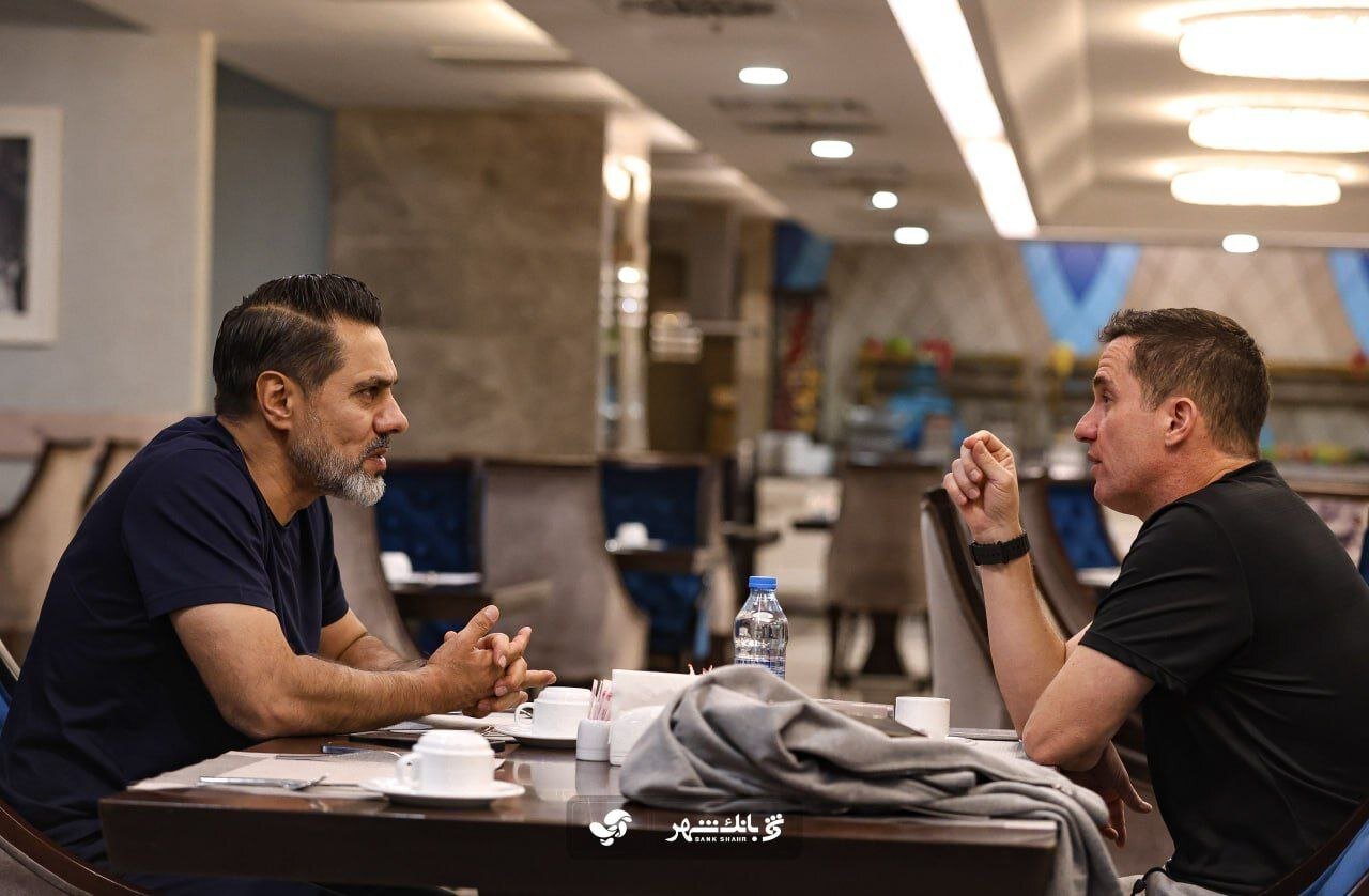 عکس| جلسه مهم اوسمار در تبریز؛ شایعهها پایان یافت عکس| جلسه مهم اوسمار در تبریز؛ شایعهها پایان یافت