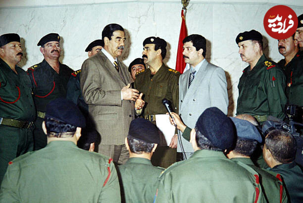 عکس/ «قصی، پسر صدام حسین، همراه پدرش در میان افسران ارشد در بغداد؛ سال ۱۳۸۱