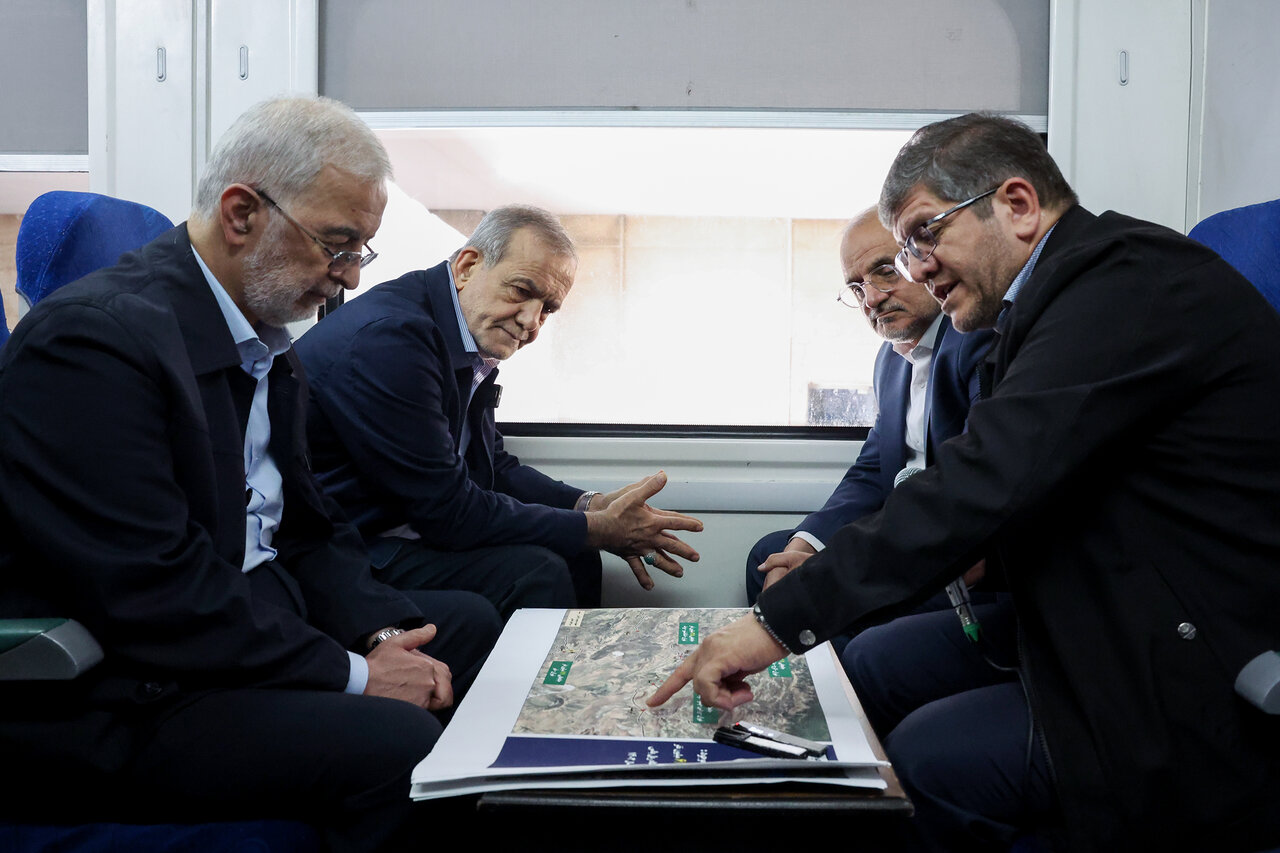 تصاویری خاص از پزشکیان هنگام بازدید از راهآهن تهران + عکس 4