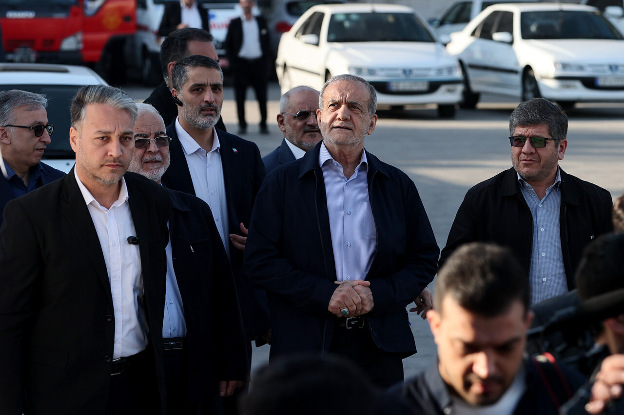 تصاویری خاص از پزشکیان هنگام بازدید از راهآهن تهران + عکس 2