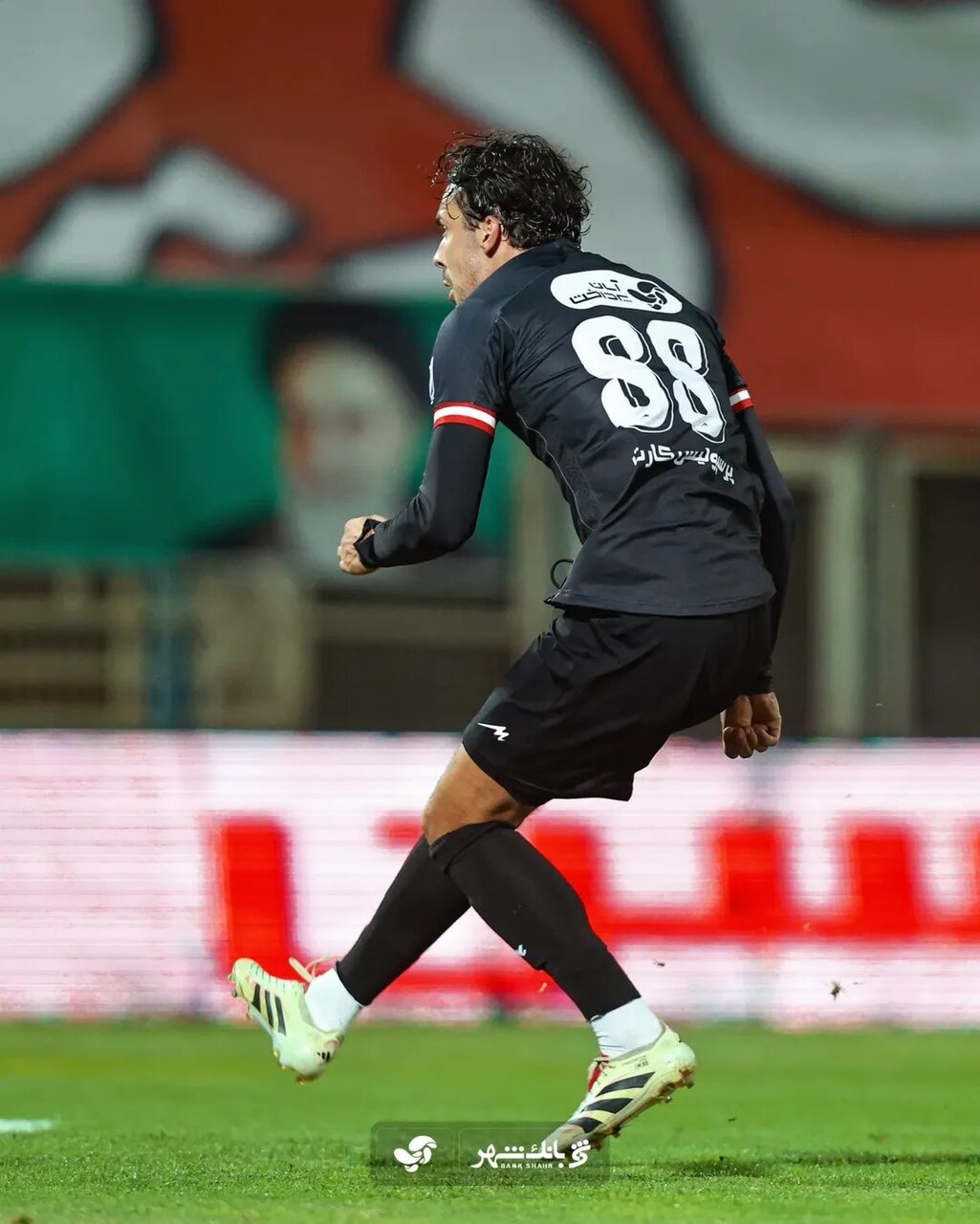 تصاویر | فریم‌به‌فریم با سوپرگل دیدنی مارکو باکیچ به تراکتور 4