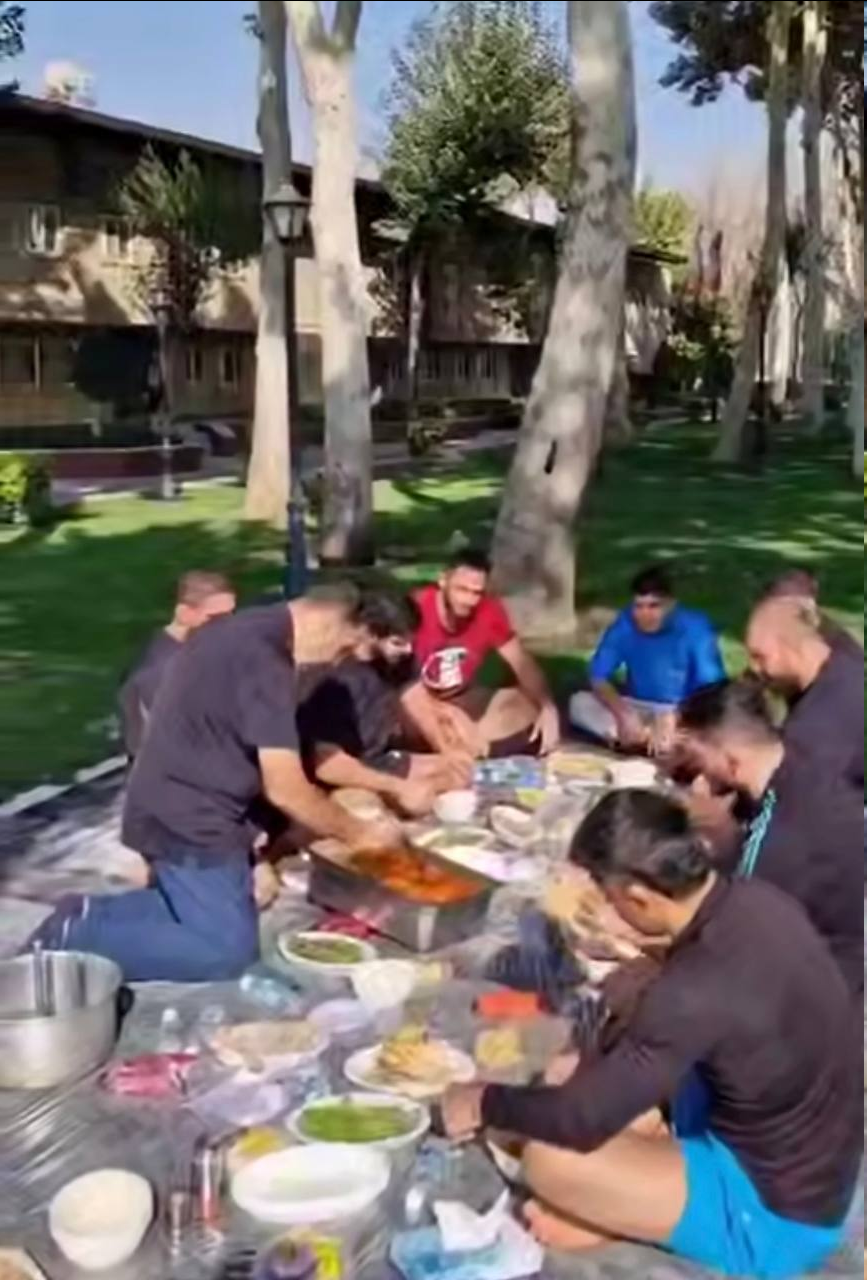 عکس| آبگوشت خوری کشتیگیران در ظهر جمعه ورزشگاه آزادی