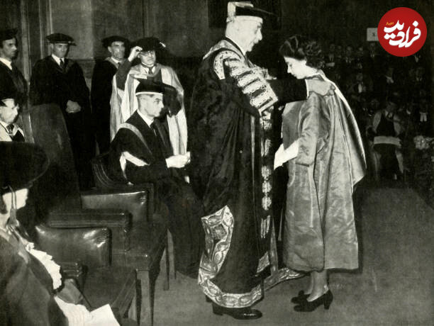 عکس/ ملکه الیزابت در حال دریافت مدرک افتخاری لیسانس موسیقی از دانشگاه لندن؛ سال ۱۳۲۵