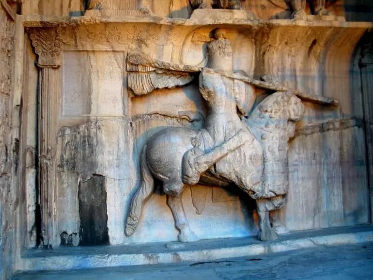 خاطرات ناصرالدینشاه: ران اسب حجاریشده در طاقبستان را نمیدانم کدام پدرسوخته شکسته است