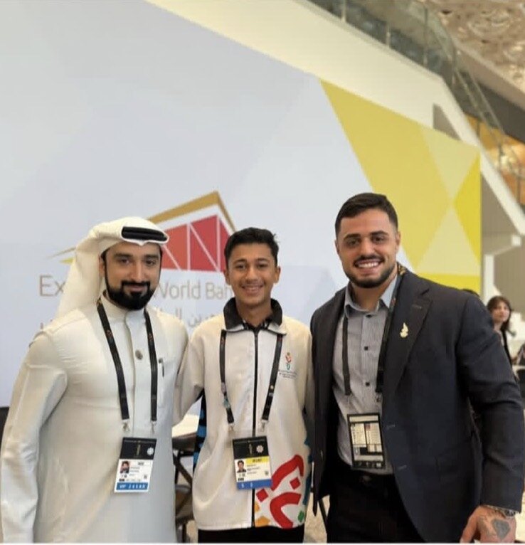 عکس | کوچ قهرمان وزنهبرداری به بحرین! 2