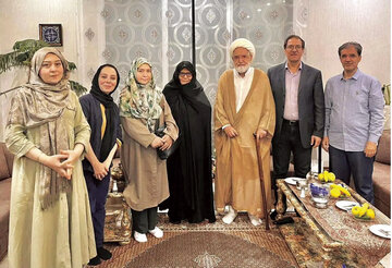 انتقاد از اظهارات اخیر کروبی در جمع فرزندان میرحسین موسوی: می خواهد رفتار88خود را بازسازی کند / اگر میرحسین لجاجت نمی کرد درسال92رئیس جمهور می شد