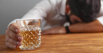 افزایش چشمگیر بیماران الکلی؛ «شبی یکی دو بیمار با مسمومیت اتانول داریم»/ شیشه دارد جای هروئین را میگیرد