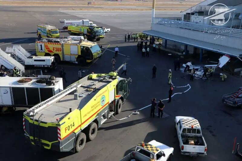 حادثه در فرودگاه تبریز؛ برخورد هواپیما با ساختمان/ عکس