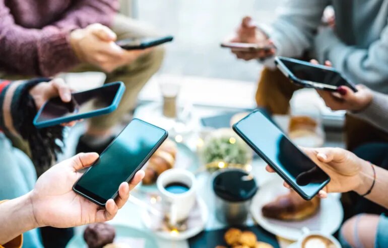 فوبیای تلفن؛ چرا نسل Z از پاسخ دادن به تماسها اجتناب میکنند؟ 2