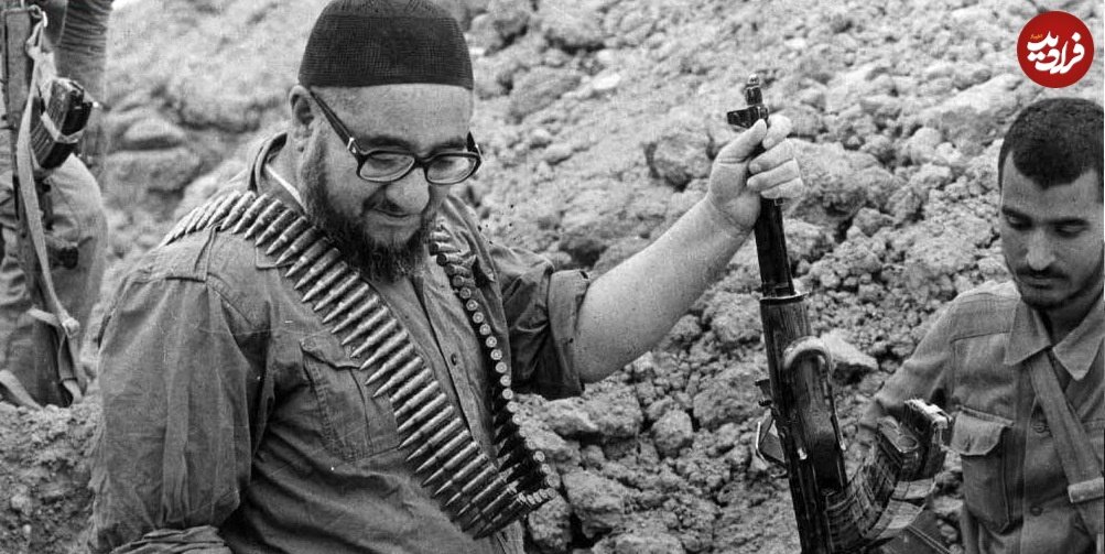 عکس / صادق خلخالی با قطار فشنگ و اسلحه در جبهه؛ دهه 60 2