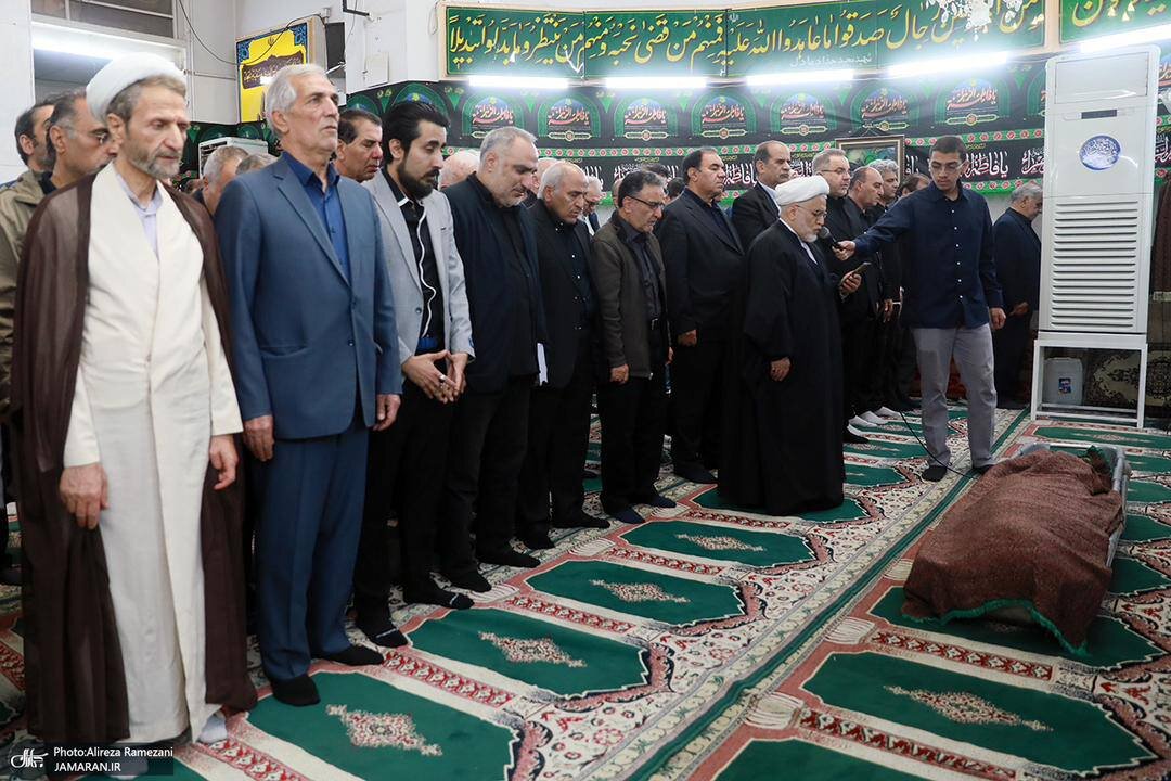 نماز بر پیکر برادر سید مصطفی تاج زاده توسط عبدالله نوری + تصویر 2