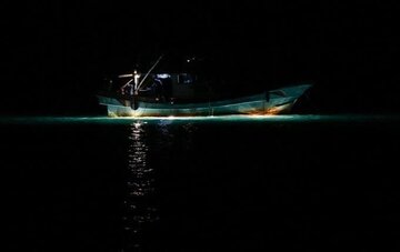 توقیف دو فروند قایق صید غیرمجاز شب‌چراغی در آب‌های جاسک