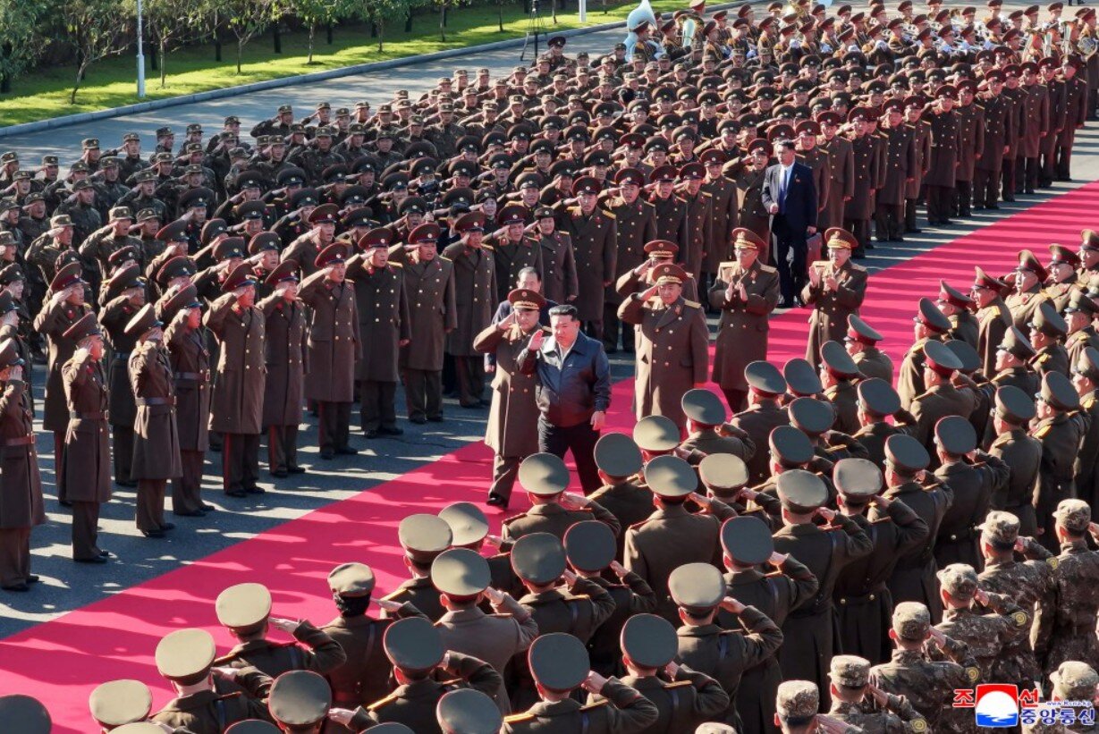 کیم به آغوش سربازان فداییاش رفت؛ ویژهترین واحد ارتش کره شمالی را ببینید / عکس