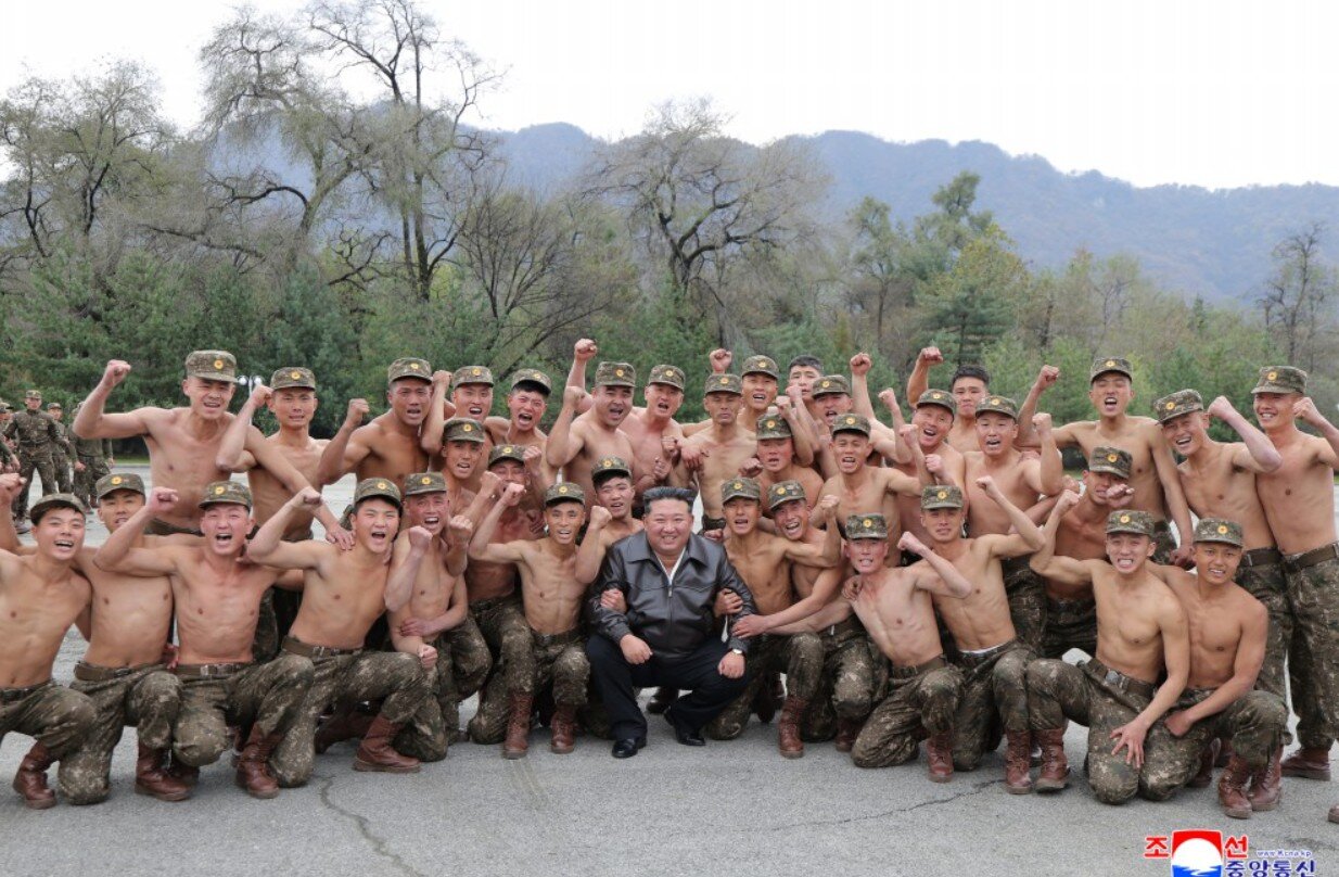 کیم به آغوش سربازان فداییاش رفت؛ ویژهترین واحد ارتش کره شمالی را ببینید / عکس