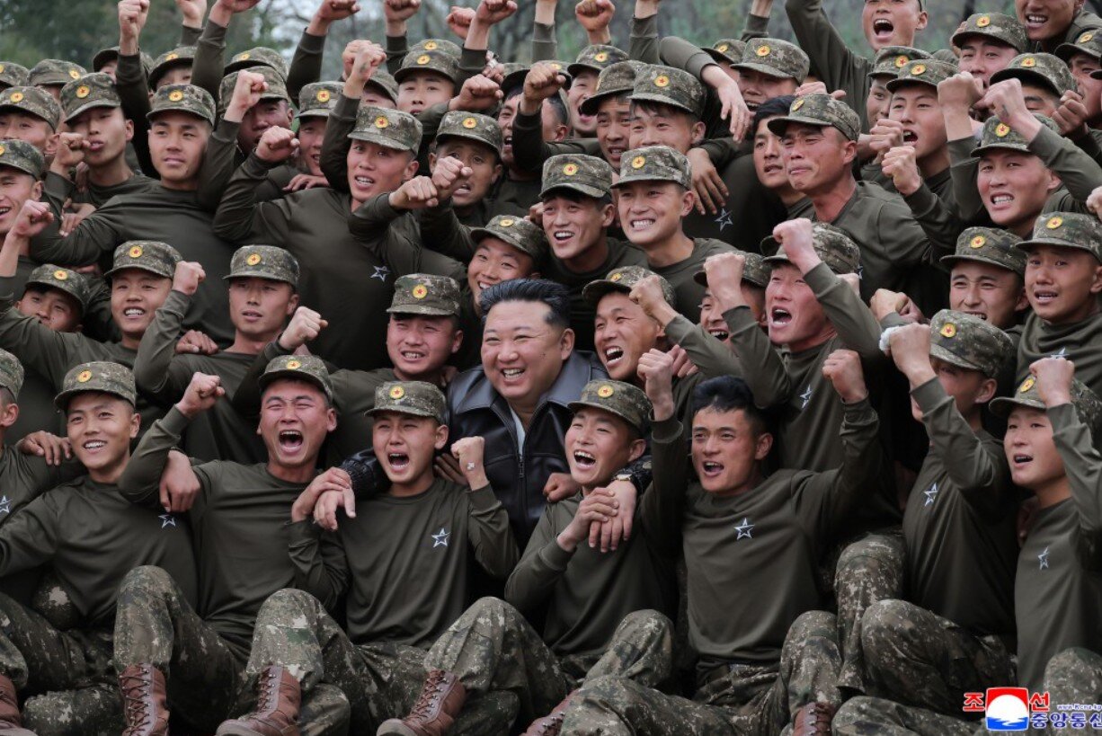 کیم به آغوش سربازان فداییاش رفت؛ ویژهترین واحد ارتش کره شمالی را ببینید / عکس