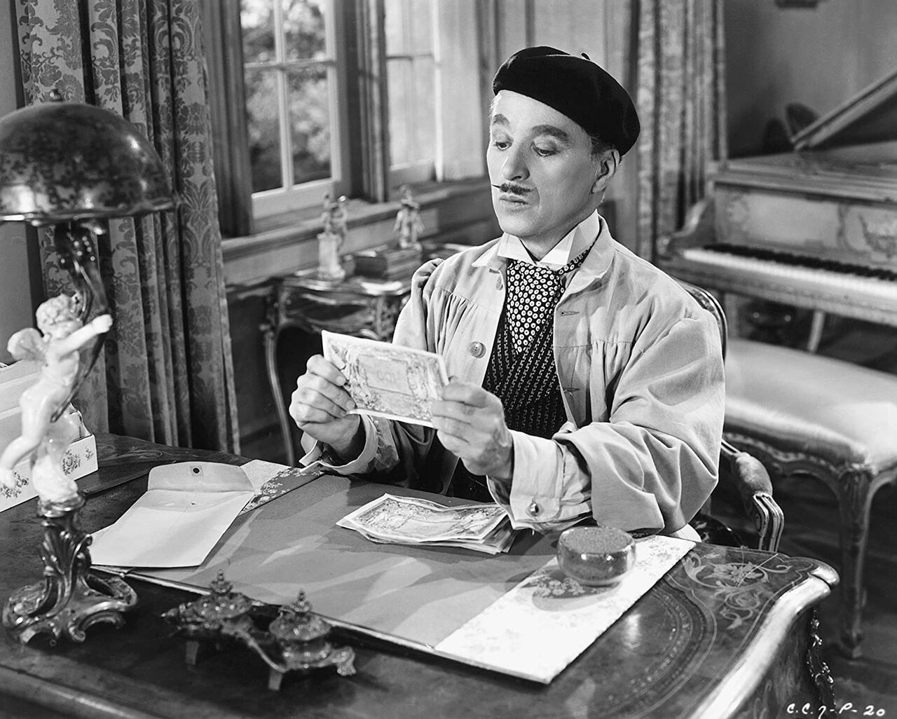 چارلی چاپلین اعلام کرد که برای نخستین بار در یک هتل لوکس ساکن شده است. او همچنین لباسی با دقت دوخته شده بر تن دارد و عصایی در دست گرفته است. چارلی چاپلین اعلام کرد که برای نخستین بار در یک هتل لوکس ساکن شده است. او همچنین لباسی با دقت دوخته شده بر تن دارد و عصایی در دست گرفته است.