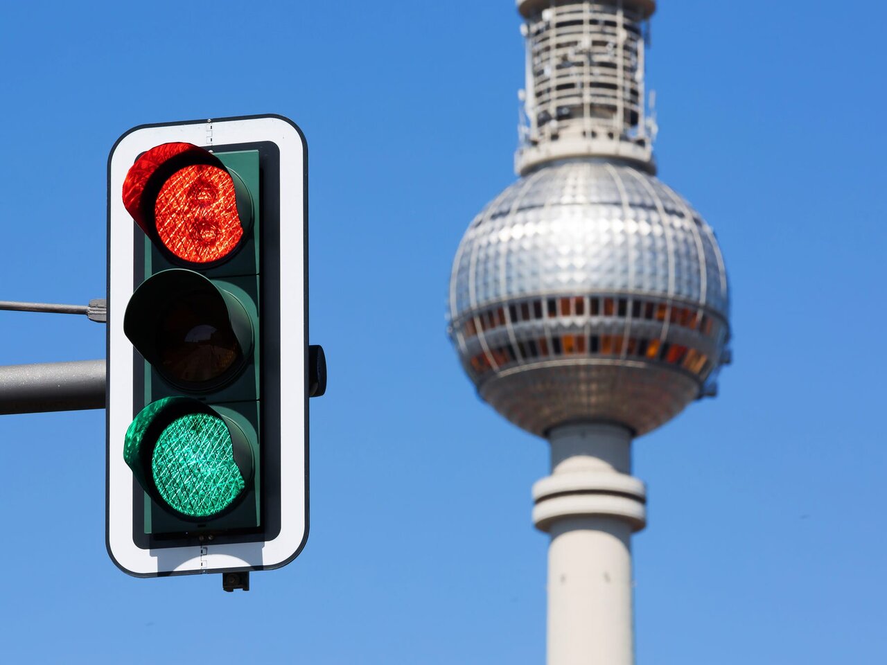 با افزودن رنگ سفید، چراغ راهنمایی ۴ رنگه خواهد شد!