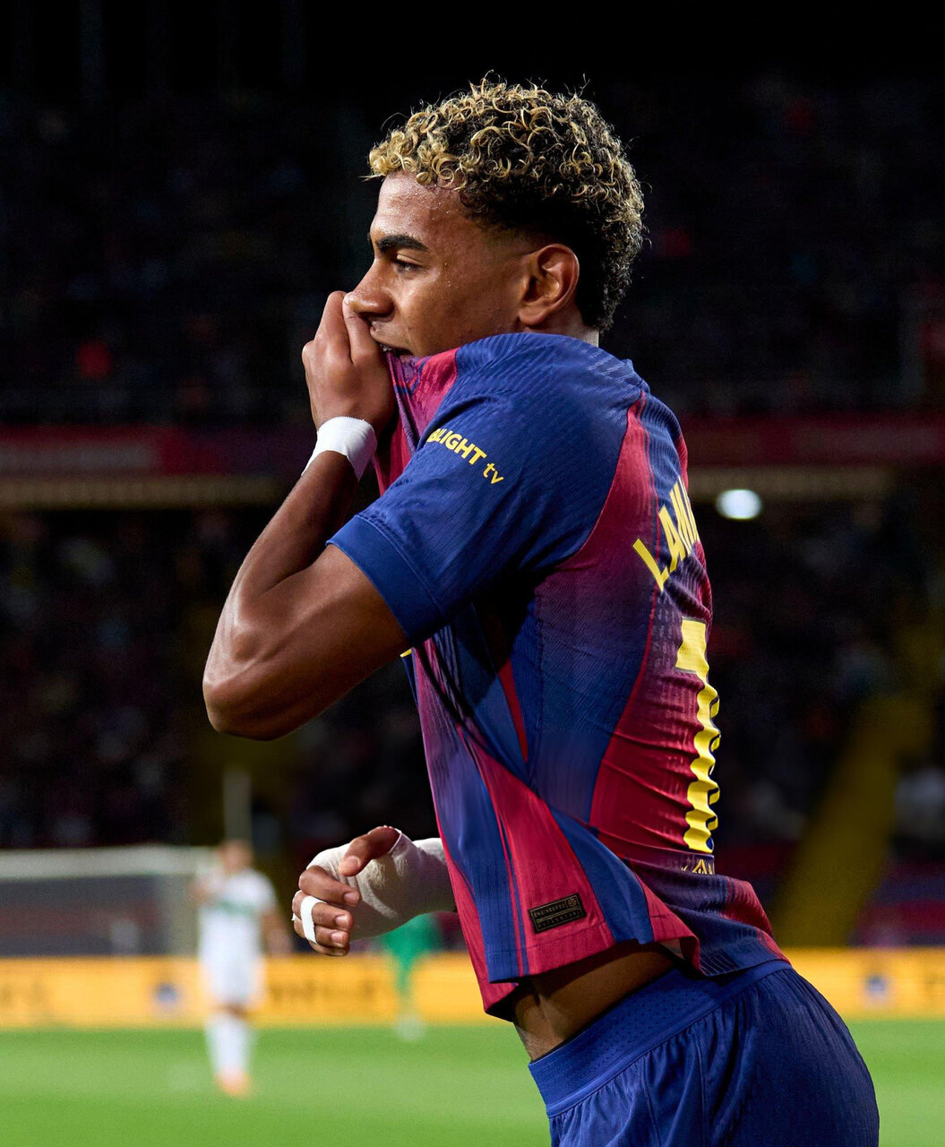 عکس| جدیدترین بوسه یامال بعد از جدایی