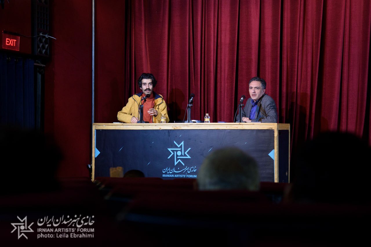 حضور مکرر زن لباس قرمزرنگ در میدان فردوسی و گردش دوربین به صورت دایرهای میان ستونهای مسجد شاه، دو مستندی هستند که به سال ۱۳۵۶ تعلق دارند. حضور مکرر زن لباس قرمزرنگ در میدان فردوسی و گردش دوربین به صورت دایرهای میان ستونهای مسجد شاه، دو مستندی هستند که به سال ۱۳۵۶ تعلق دارند.