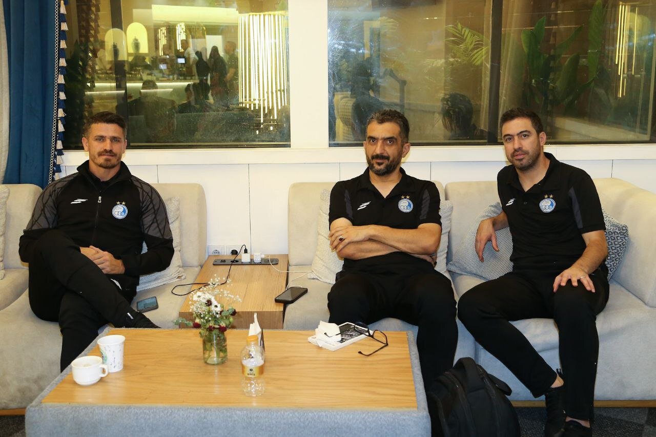 عکس| منچ بازی کردن بازیکنان خارجی در فرودگاه