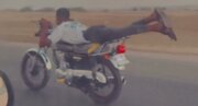 ببینید | حرکات عجیب و خطرناک یک موتورسوار با سرعت ۱۲۰ کیلومتر در جاده!