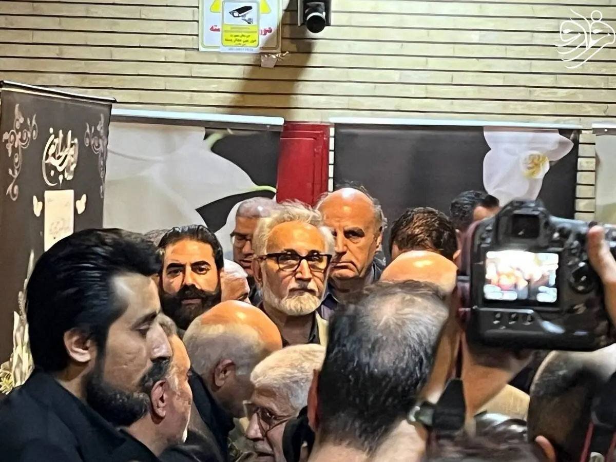 ازدحام بیسابقه در مراسم ختم برادر تاجزاده؛ از حضور محمدرضاخاتمی و بهزاد نبوی تا گپ و گفت مهدی هاشمی با عبدالله نوری + تصاویر